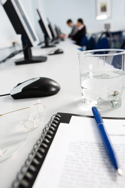 Primo piano degli oggetti didattici ordinari in classe — Foto Stock