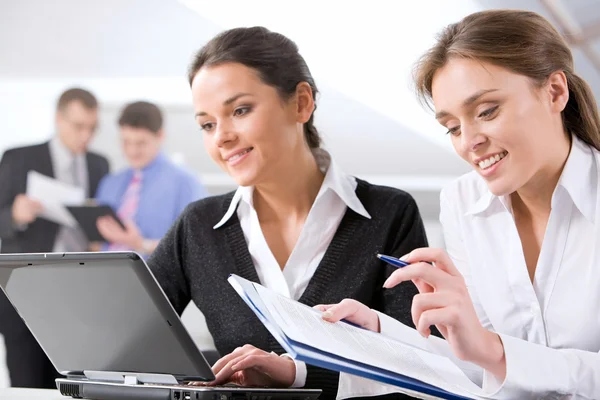 Portrait of two smiling business women working together — Stock Photo, Image