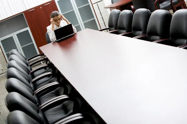 Retrato do empresário na sala de reuniões — Fotografia de Stock