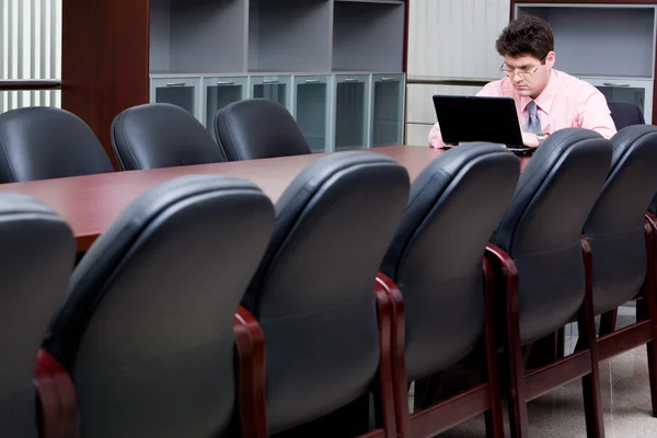 Портрет бізнесмена, що сидить за столом і дивиться на ноутбук — стокове фото