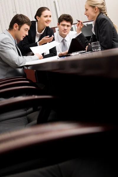 Foto de profissionais confiantes interagindo na sala de reuniões — Fotografia de Stock