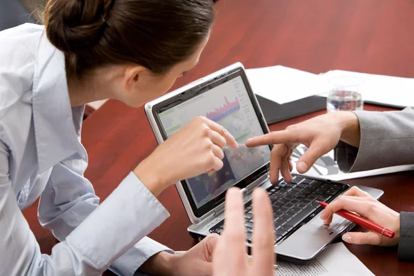 Verkställande sekreterare är att förklara det korrekta långt av rapporten till hennes chef som pekar på skärmen av laptop — Stockfoto