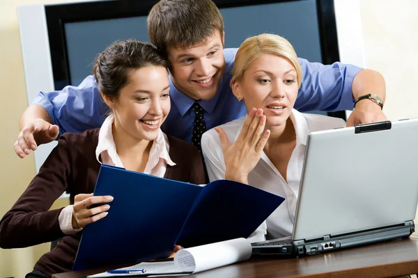 Portrait of business sharing their ideas about business project — Stock Photo, Image