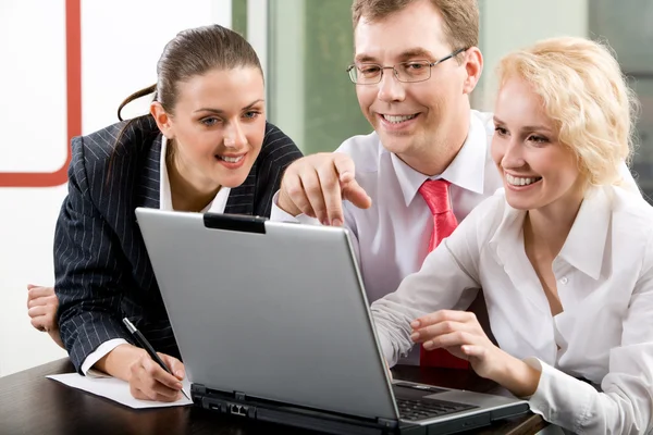 Portret van uitvoerende partners op zoek op laptop scherm terwijl u werkt in office — Stockfoto