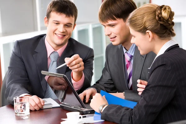 Businesspeople sitting at the table and discussing important questions in the office — Stock Photo, Image