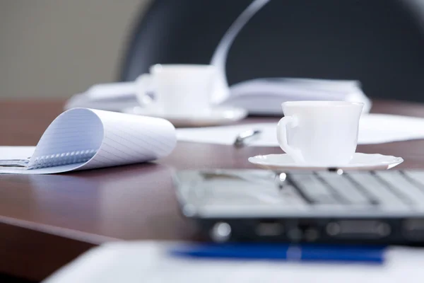 Documentos de negócios, laptop e xícara de café estão deitados na mesa — Fotografia de Stock