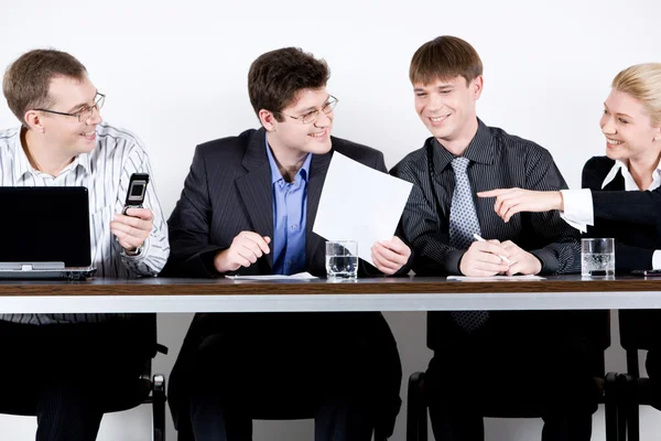 Πορτρέτο του έξυπνες επιχειρηματικές κάθεται στο τραπέζι και την αλληλεπίδραση — Φωτογραφία Αρχείου