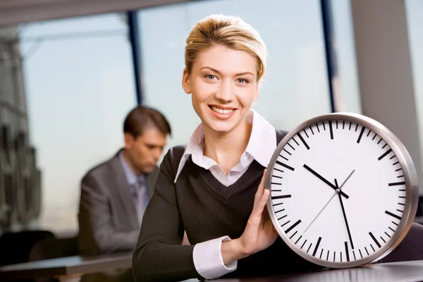 Портрет ответственной женщины с часами в офисе — стоковое фото