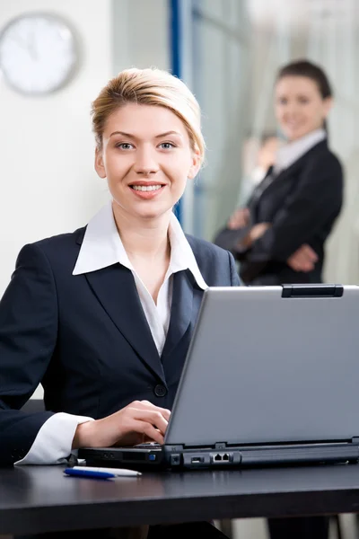 Mujer sonriente —  Fotos de Stock