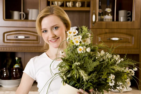 Retrato de mulher jovem com a flor — Fotografia de Stock