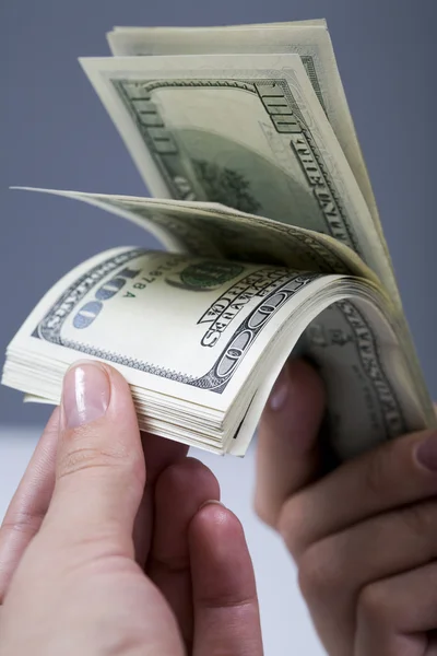 Mão segurando dinheiro dólares — Fotografia de Stock