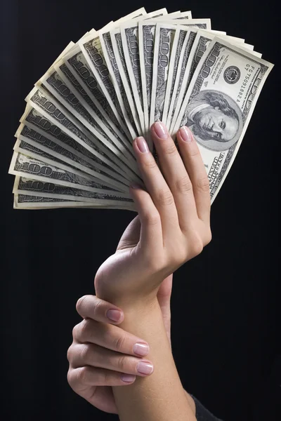 Рука держит деньги долларов — стоковое фото