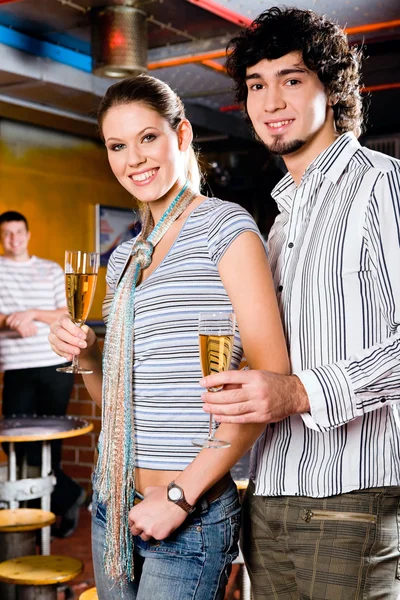 Paar in een bar — Stockfoto