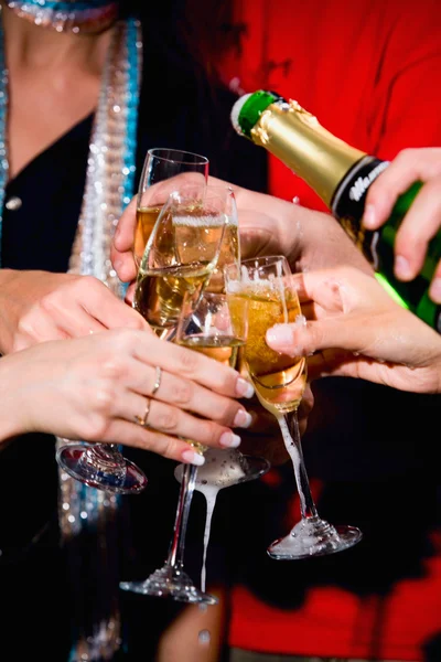 Lití šampaňské — Stock fotografie