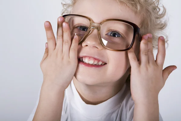 Close-up de cara inteligente na idade pré-escolar olhando para a câmera através de óculos — Fotografia de Stock