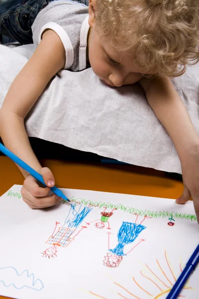 Retrato del chico de la escuela dibujando algo con resaltador — Foto de Stock