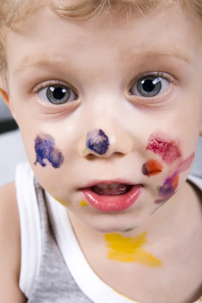 Kıvırcık çocuk boyalı yüzü ile gri t-shirt — Stok fotoğraf