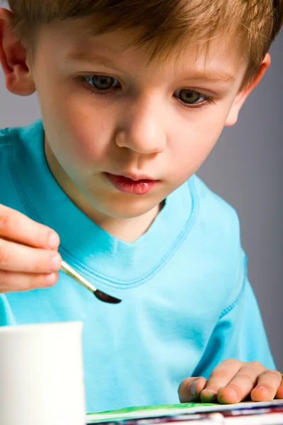 Primer plano del pequeño pintor — Foto de Stock