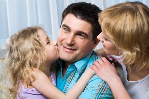 Daughter kissing her happy father — Stock Photo, Image