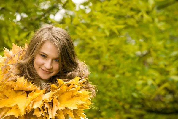 Девушка с листьями — стоковое фото