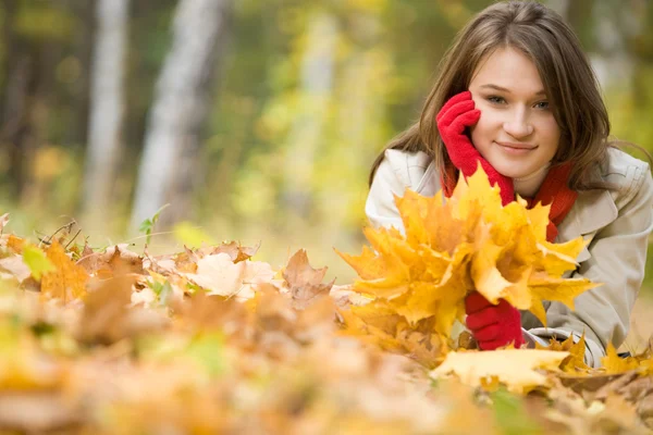 Chica sobre tierra de hojas — Foto de Stock