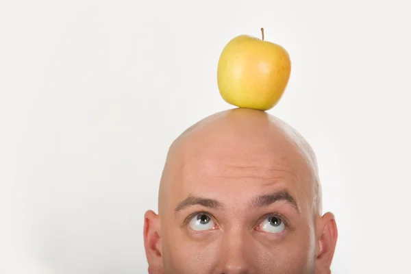 Cabeça masculina careca com maçã amarela — Fotografia de Stock