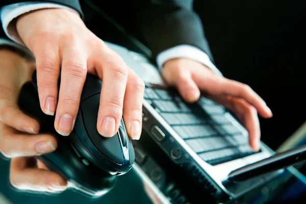 Typing a letter — Stock Photo, Image