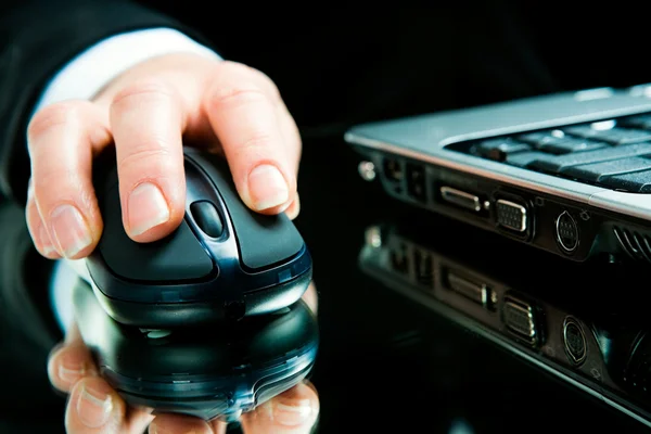 Mão sobre o mouse computador — Fotografia de Stock