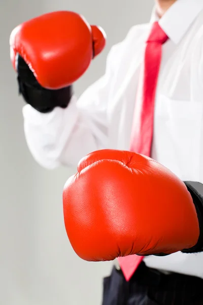 Un hombre con guantes de boxeo — Foto de Stock