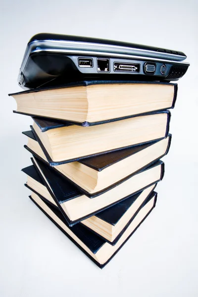 Boeken en laptop — Stockfoto