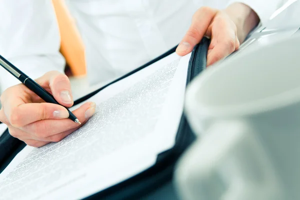 ペンを保持している女性の手とのビジネス契約 — ストック写真