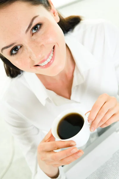 Obchodní lady tvář s kávou a s úsměvem při pohledu na fotoaparát — Stock fotografie