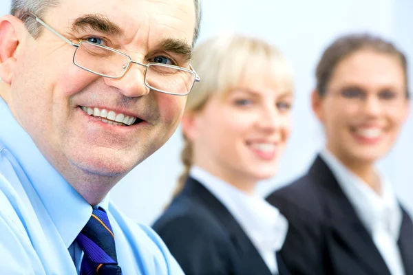 Ondernemers zitten aan tafel, en de interactie — Stockfoto