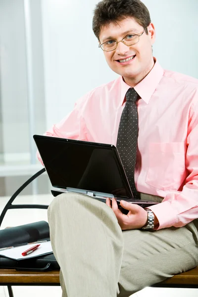Менеджер с ноутбуком — стоковое фото