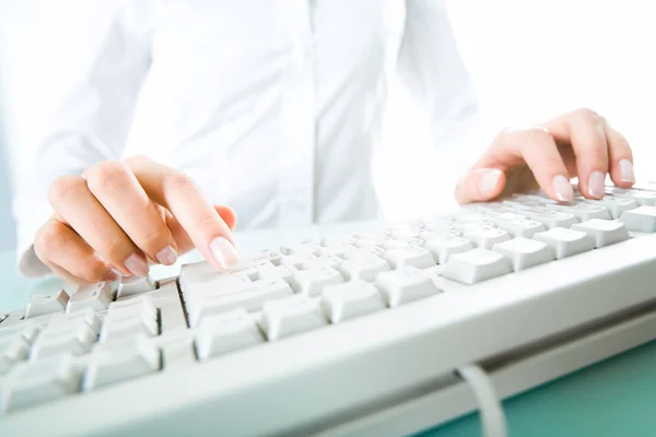 Mãos sobre o teclado — Fotografia de Stock