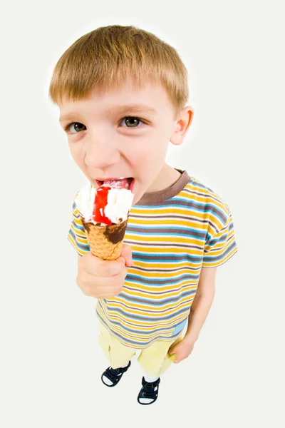 아이스크림을 먹은 소년 — 스톡 사진