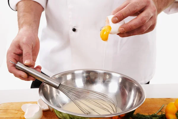 Przygotowuje omlet — Zdjęcie stockowe