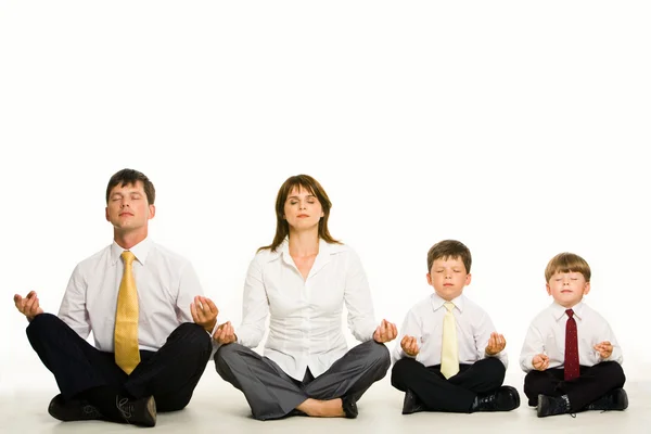 Mediterar familj — Stockfoto