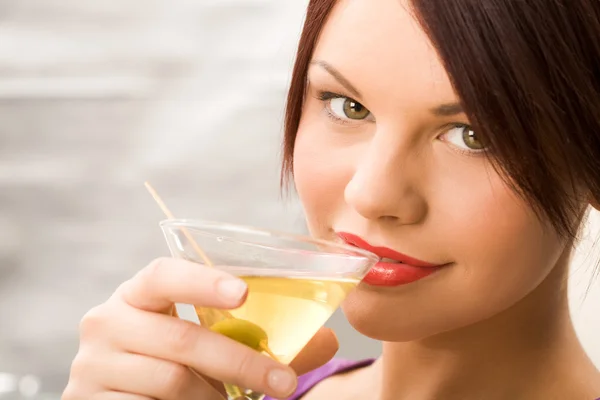 Flicka med martini — Stockfoto
