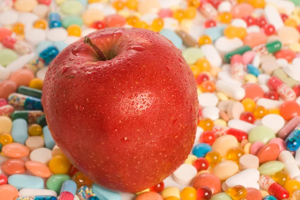 Jabłko i tabletki — Zdjęcie stockowe