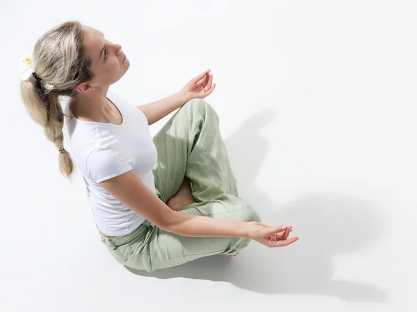 Mulher meditando — Fotografia de Stock