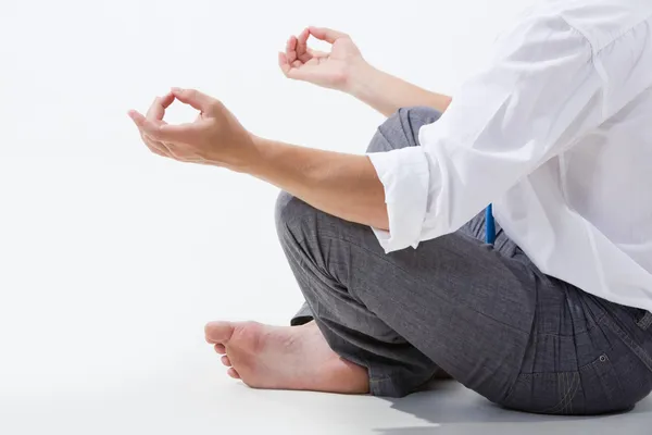 Foto eines entspannten Geschäftsmannes, der über weißem Hintergrund meditiert — Stockfoto