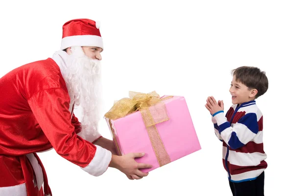 Rapaz feliz olhando para grande caixa de presente nas mãos do Papai Noel — Fotografia de Stock