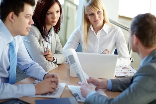 Teamarbeit im Büro — Stockfoto