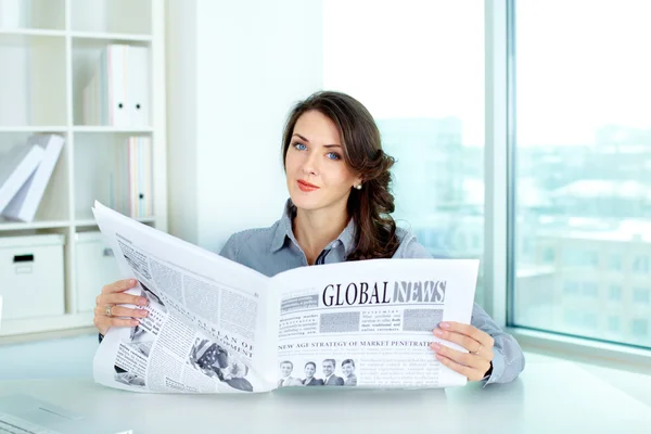 新聞と女性のビジネス — ストック写真