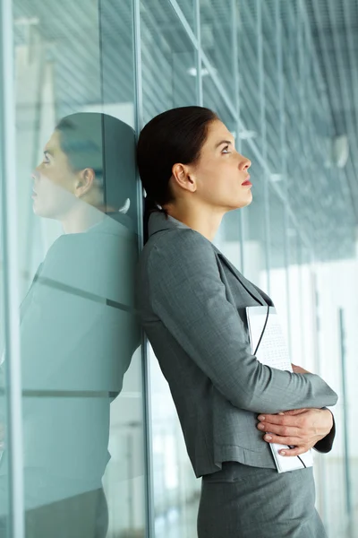 Businesswoman by the wall — Stock Photo, Image