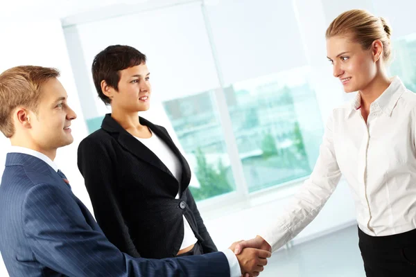 Confident handshake — Stock Photo, Image