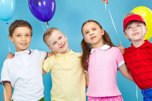 Niños con globos — Foto de Stock