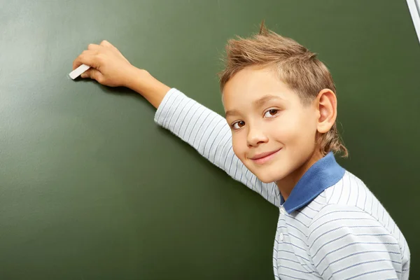 Pojke på blackboard — Stockfoto