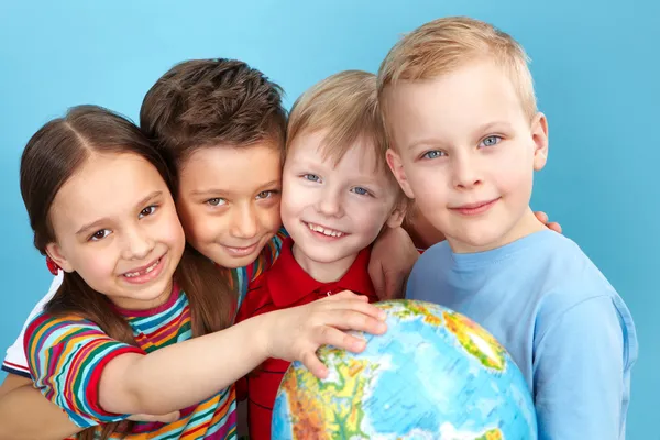 Schattige kinderen met globe — Stockfoto